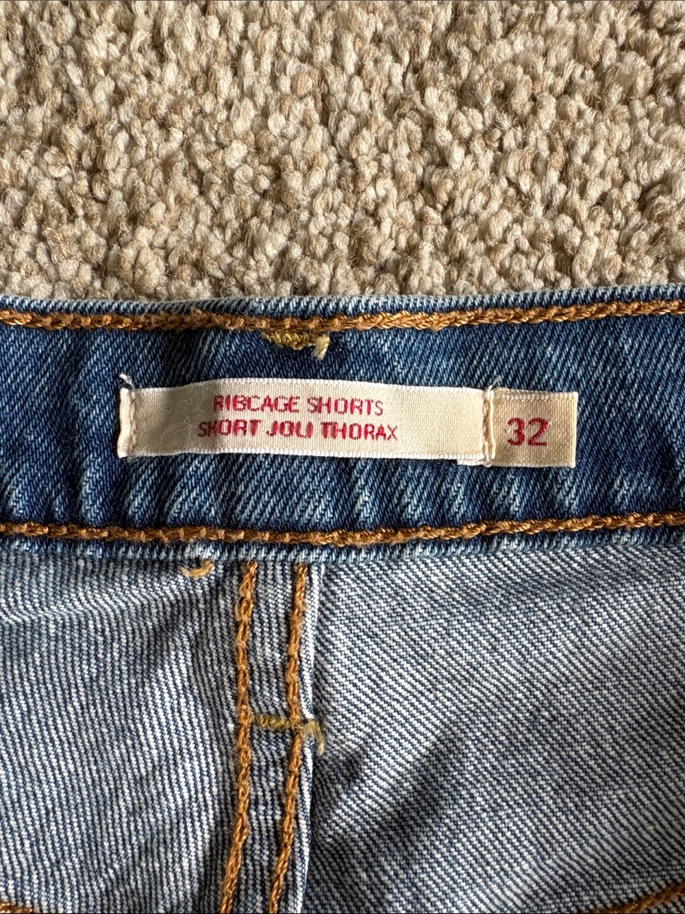 Levi’s Ribcage Short - Picture 3 of 3